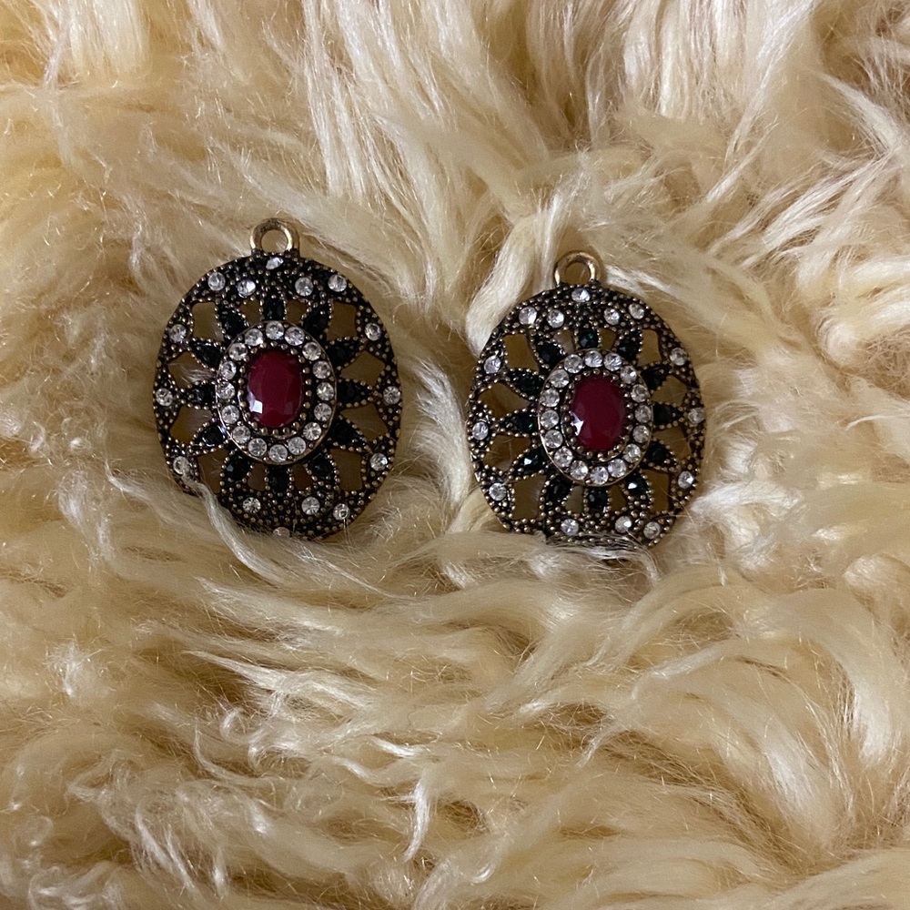Elegant Black and Red Pendant Necklace